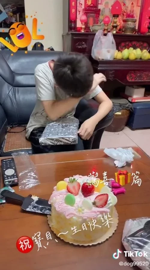 不捨爸媽做工地辛苦！13歲弟弟「想學畫夢想憋心裡」見生日禮物秒爆哭　「懂事心聲感動全網」：看到哽咽！