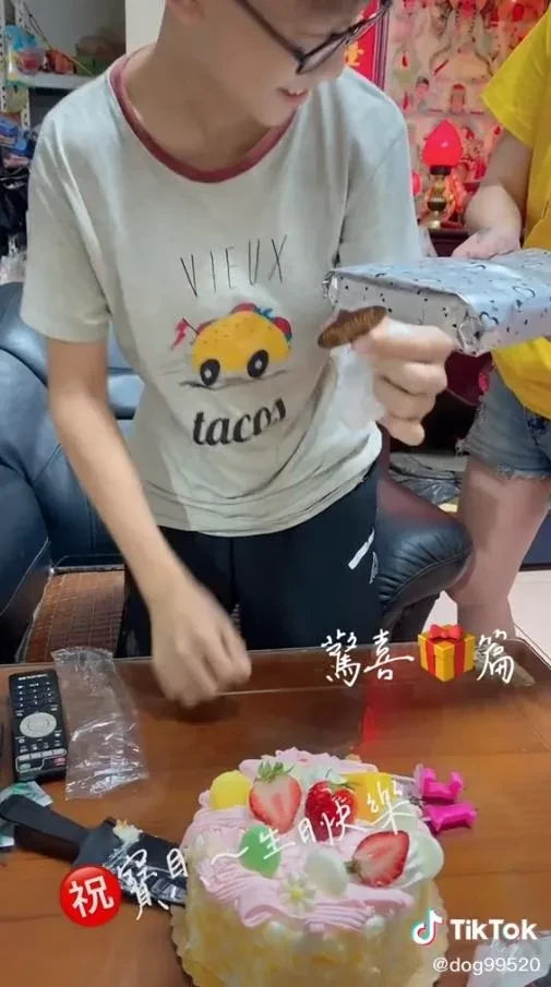 不捨爸媽做工地辛苦！13歲弟弟「想學畫夢想憋心裡」見生日禮物秒爆哭　「懂事心聲感動全網」：看到哽咽！