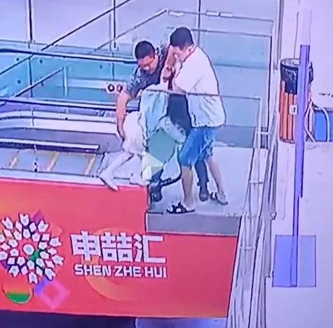 （內附視訊）女童電扶梯命懸一線！男子救援反被罵「手摸哪裡？」當事人心寒：下次會猶豫