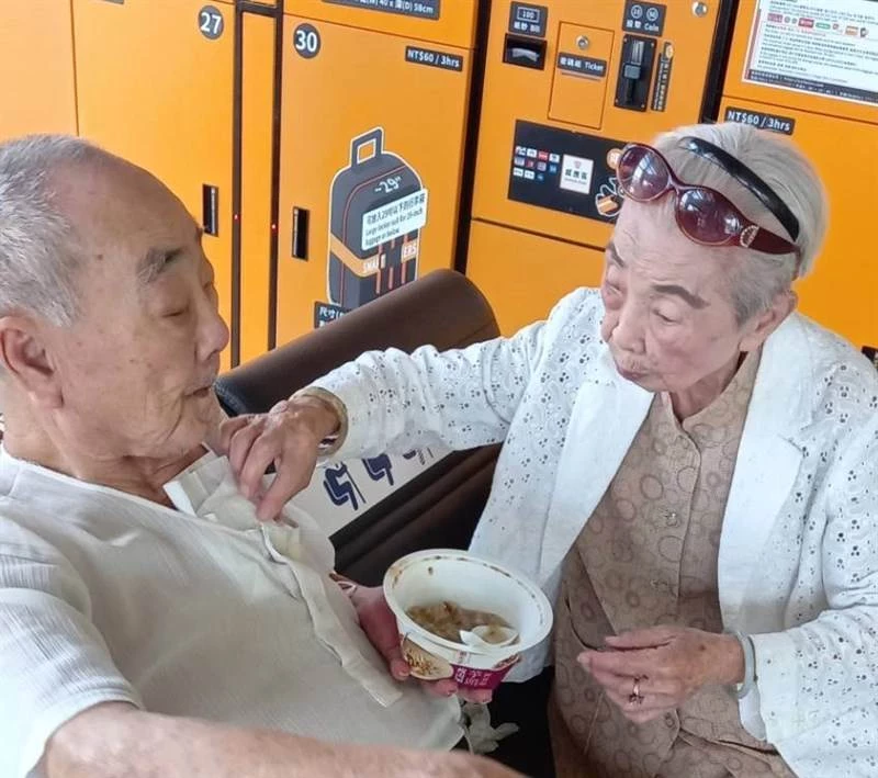1年沒見面！97歲嬤「太想念80歲失智兒」獨自搭高鐵北上，結局讓人動容，網淚：最深母子情！