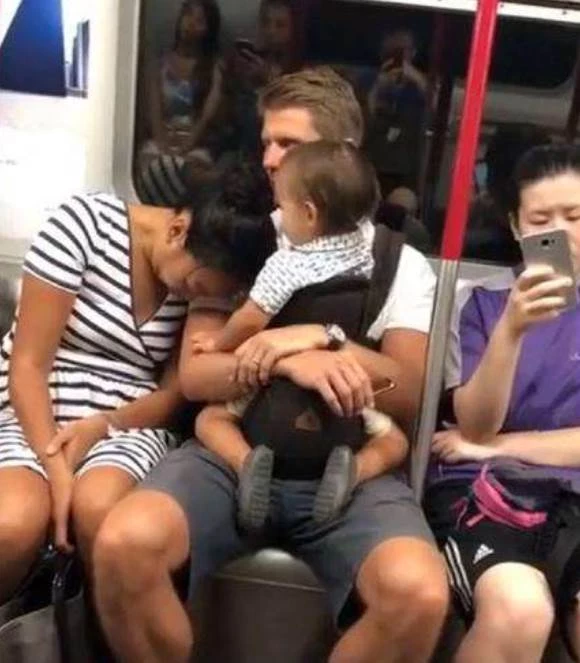 爸爸帶寶寶坐捷運，女乘客疲倦，靠著爸爸肩膀睡著，寶寶的反應「太好笑」