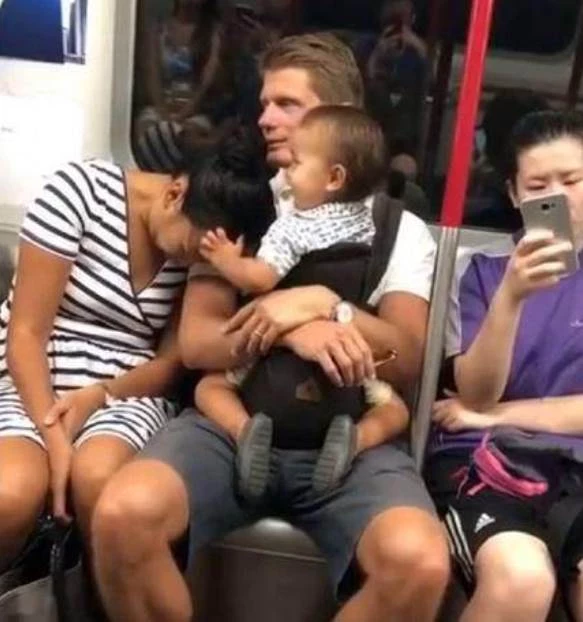 爸爸帶寶寶坐捷運，女乘客疲倦，靠著爸爸肩膀睡著，寶寶的反應「太好笑」