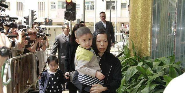 豪門棄子劉學鋒，母親是化學博士父親是劉鑾雄，卻4歲被踢出家門
