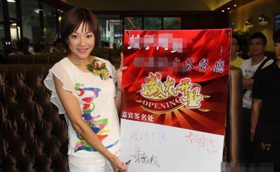  45歲香港小姐被曝轉行，在蛋糕店做服務員，網友：自食其力不丟人