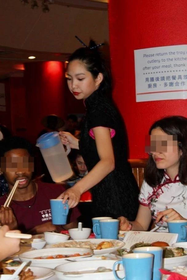 上有百億家產，林青霞女兒被拍到當服務生端茶倒水沒架子， 不求名利靠自己：曝正臉清秀面容