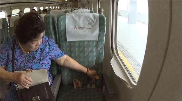 80歲的奶奶「搭高鐵買兩個座位」車開了遲遲沒人來　上前關心「鼻子瞬間一陣酸」：你從沒離開過