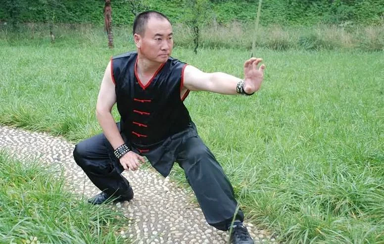 釋小龍才是隱藏的大佬？與洪金寶平起平坐， 向華強都要禮讓他三分