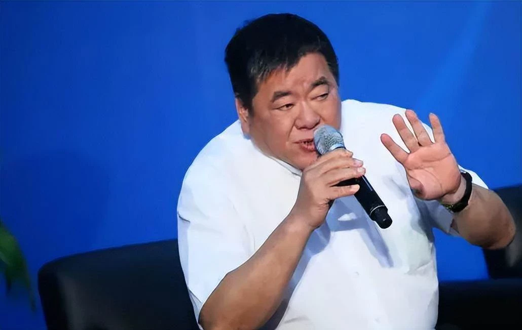 釋小龍才是隱藏的大佬？與洪金寶平起平坐， 向華強都要禮讓他三分