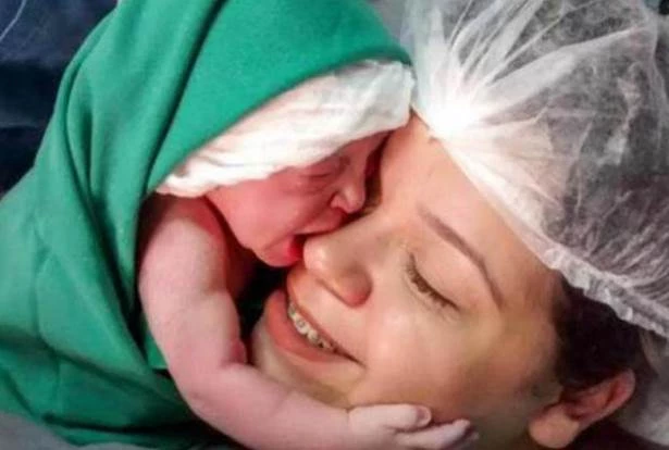 寶寶剛出生「第一時間就睜眼」張開雙臂「求媽媽抱」畫面暖心感人淚下，網歎：母子情深