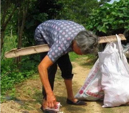 76歲阿嬤善心撿回「靠撿回收將她養大」 27年後養女為她建別墅：以後我是你的依靠，網友大贊：懂得感恩超棒！