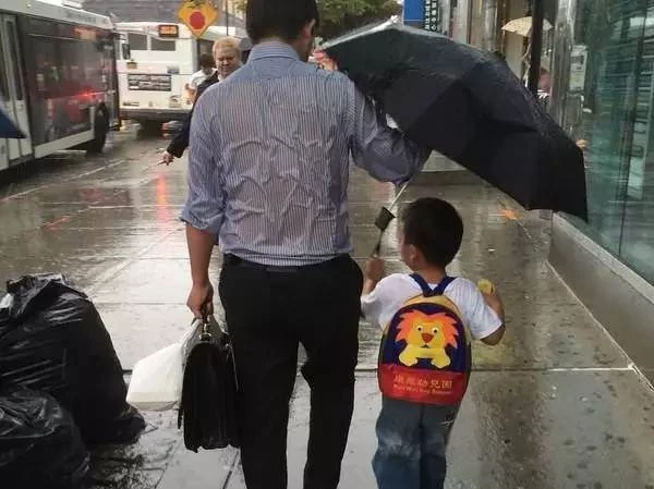 女兒回娘家吃飯，突遇暴雨積水，爸爸穿圍裙撐傘去接，背著女兒蹚水，就像小時候那樣，網友：在父親眼裡，女兒永遠都是小公主