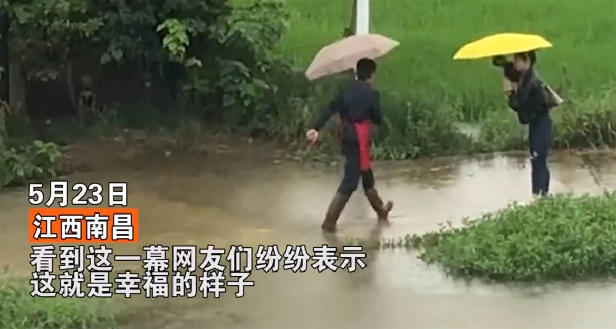 女兒回娘家吃飯，突遇暴雨積水，爸爸穿圍裙撐傘去接，背著女兒蹚水，就像小時候那樣，網友：在父親眼裡，女兒永遠都是小公主