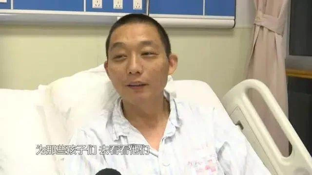  3歲女兒「一眼認出」石像爸爸含淚擁抱，久久不肯離去，網淚目：讓人心疼！