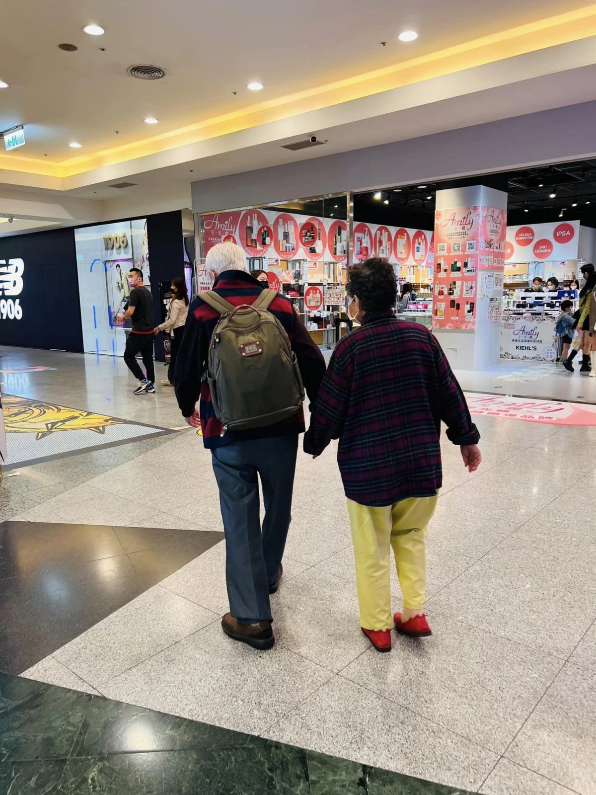 愛情最美的模樣！台北街頭「老夫妻緊緊相依」畫面好溫馨　細看一細節「網友感動噴淚」：讓人羨慕的一輩子 