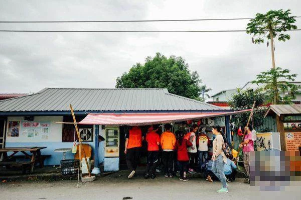 自己投錢自己拿！80歲爺爺「開誠實商店賣麻花捲」憑良心付錢　「走進店內一看」網驚：開到44年不簡單