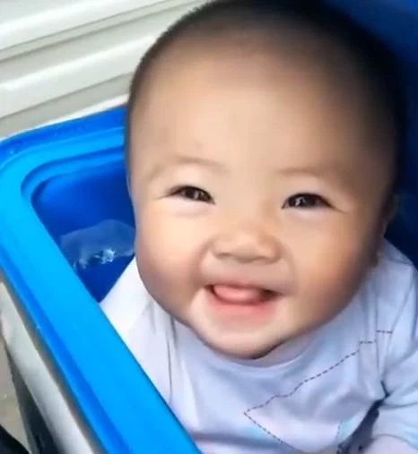 單親爸爸送完外送回家,進門看到3歲女兒正在洗碗,回眸一笑太治癒,爸爸含淚:所有疲憊都一掃而空