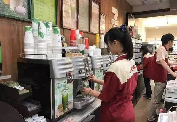  爸爸店外施工，小孩便利店長椅熟睡，店員暖心蓋制服「我也是這樣長大的」 一張圖感動上萬網友：酸了鼻子