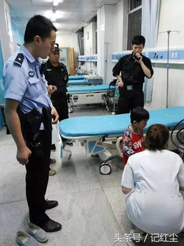 四歲男孩喊肚子疼，父親帶他醫院檢查，醫生瞞著父親報了警