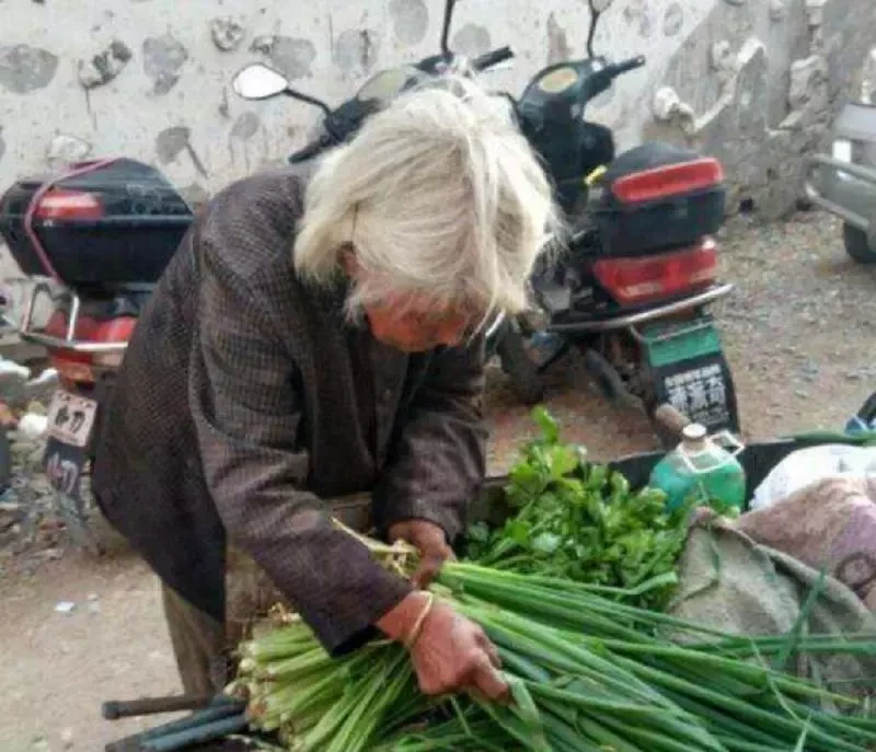   啞巴娘離婚養大閨女 女兒嫌丟人去找爹 忘敲門聽見後媽的話