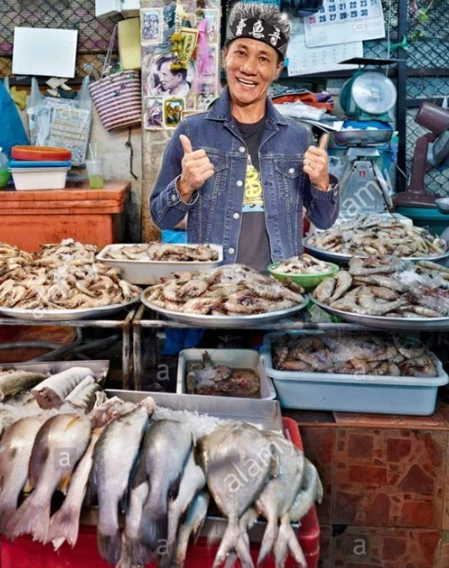 欠債宣告破產！61歲男星轉行賣魚「1年只休2天」拚還錢　拼出「年收入破4億」成功翻轉人生 