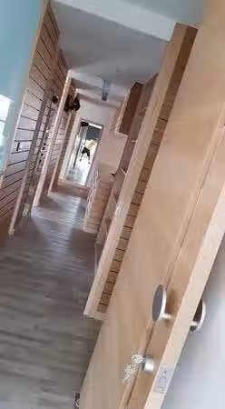 破億豪宅長這樣!黃子佼公開123坪房,家裡堆滿唱片低調奢華,衣帽間都能住超多人,網驚呼:這是展場吧!