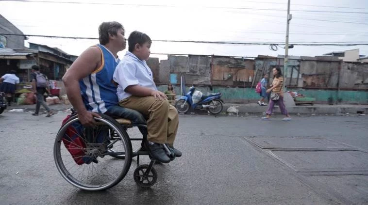 從小失去雙腿！他堅持每天「用輪椅送兒子上學」民眾拍下「奮力穿梭馬路身影」感動全網：最偉大父愛