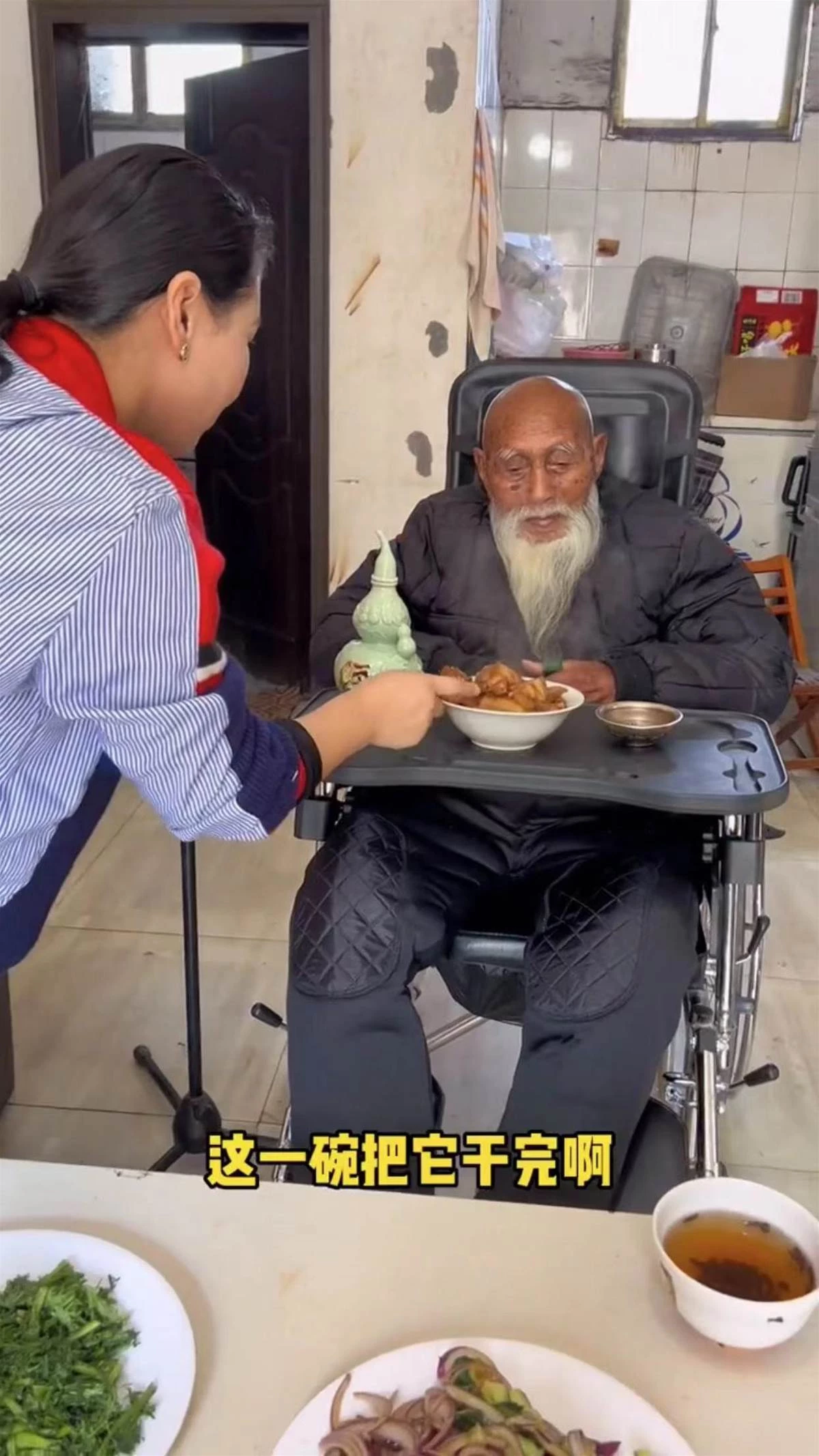 107歲阿公走紅！孫媳婦端肉上桌，他咧嘴笑超開心「就愛吃肉！」；網淚目「老人家的快樂這麼簡單」