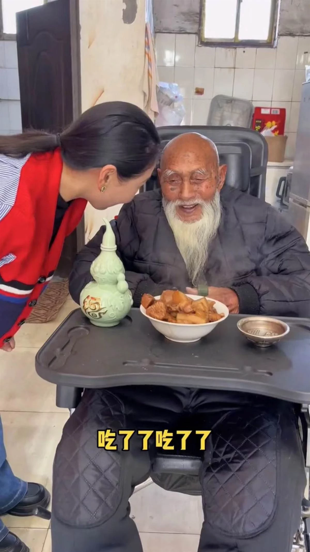 107歲阿公走紅！孫媳婦端肉上桌，他咧嘴笑超開心「就愛吃肉！」；網淚目「老人家的快樂這麼簡單」