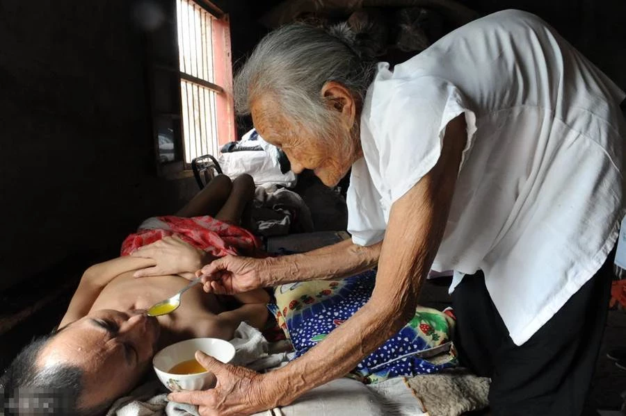 97歲老人悉心照顧癱瘓兒子40年，3坪小屋堆滿衣物，兒子的床榻卻整整齊齊；一口回絕44萬元捐款，被網譽為「最美母親」