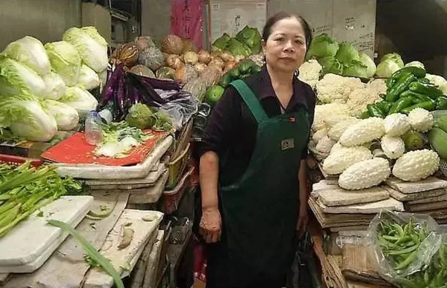 台東61歲賣菜阿姨每日工作18小時，48年來從不間斷，賺的「上千萬」全捐出，為母校蓋圖書館。網讚「平凡而又偉大」