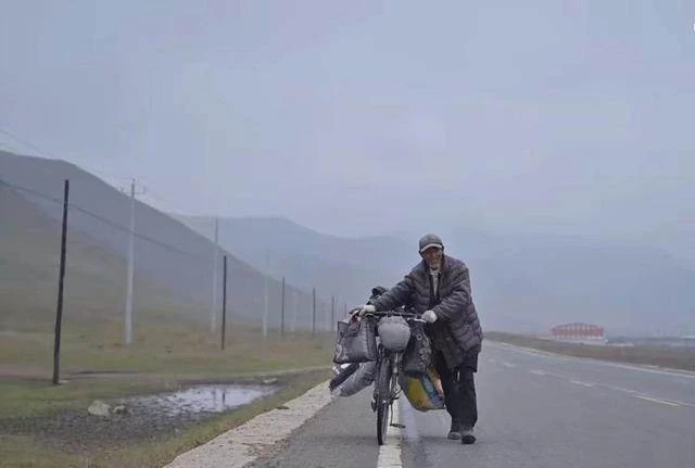 67歲阿公無兒無女，不忍成為姐姐「負擔」，背起行囊騎行遊世界：「只要沿途風景好，便不在乎終點在哪」