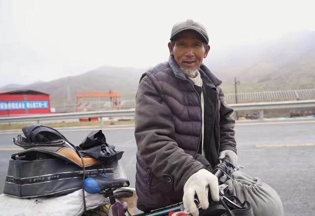 67歲阿公無兒無女，不忍成為姐姐「負擔」，背起行囊騎行遊世界：「只要沿途風景好，便不在乎終點在哪」