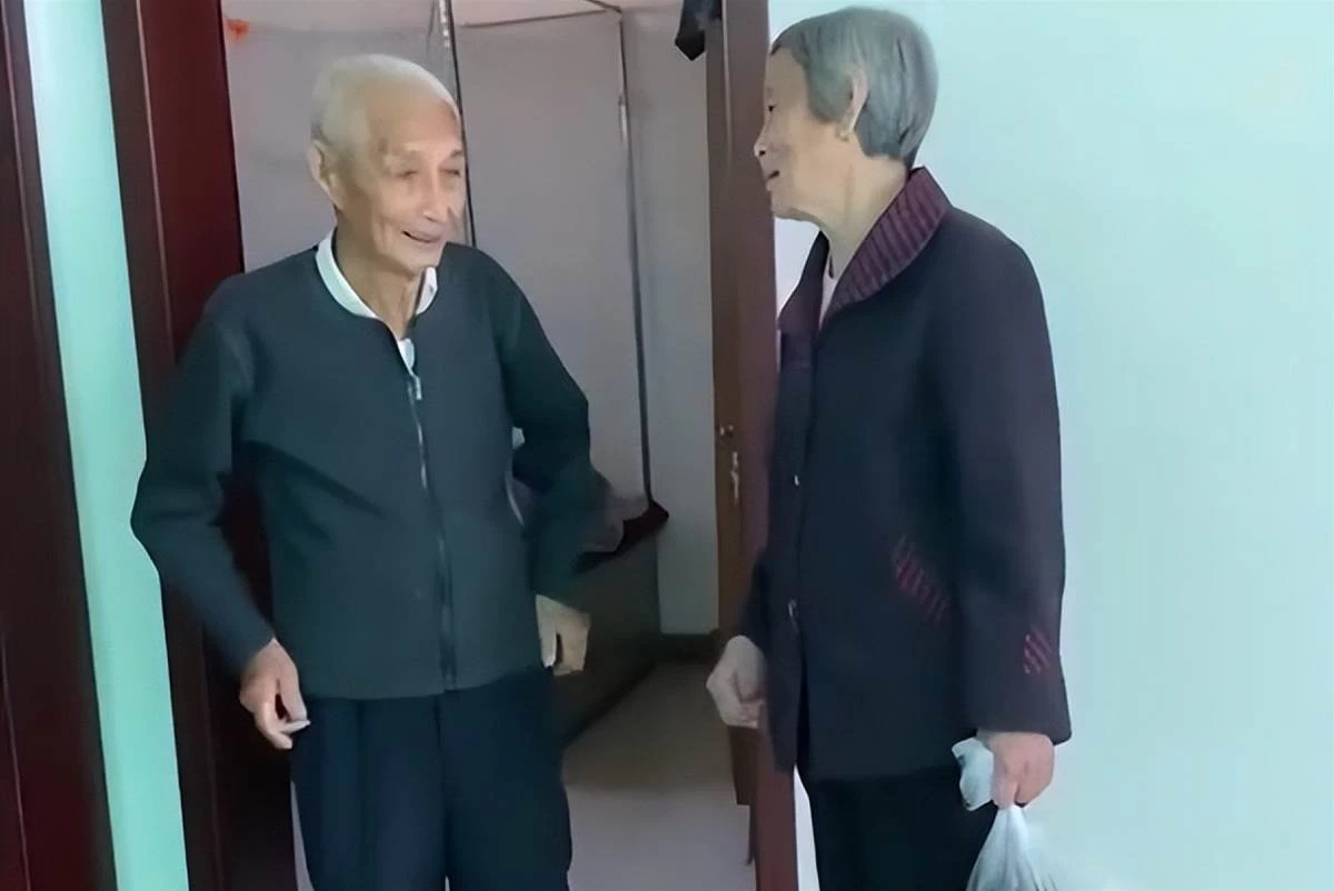 83歲的女兒，專門回娘家看望103歲父親，溫馨畫面讓人羨慕不已：父母在，家就在