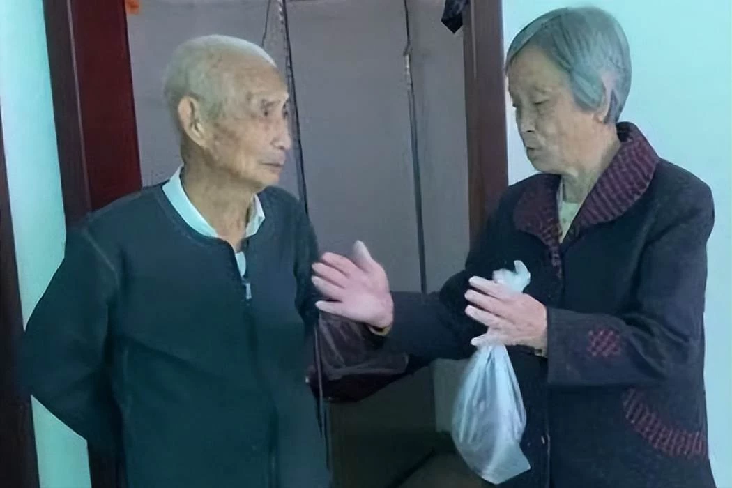 83歲的女兒，專門回娘家看望103歲父親，溫馨畫面讓人羨慕不已：父母在，家就在