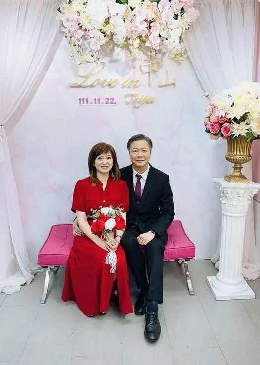 「美女主播」周玉琴嫁了！二婚嫁64歲台灣名嘴賴岳謙，節目中一見鐘情「大秀婚戒」，網友：難怪同框那麼閃