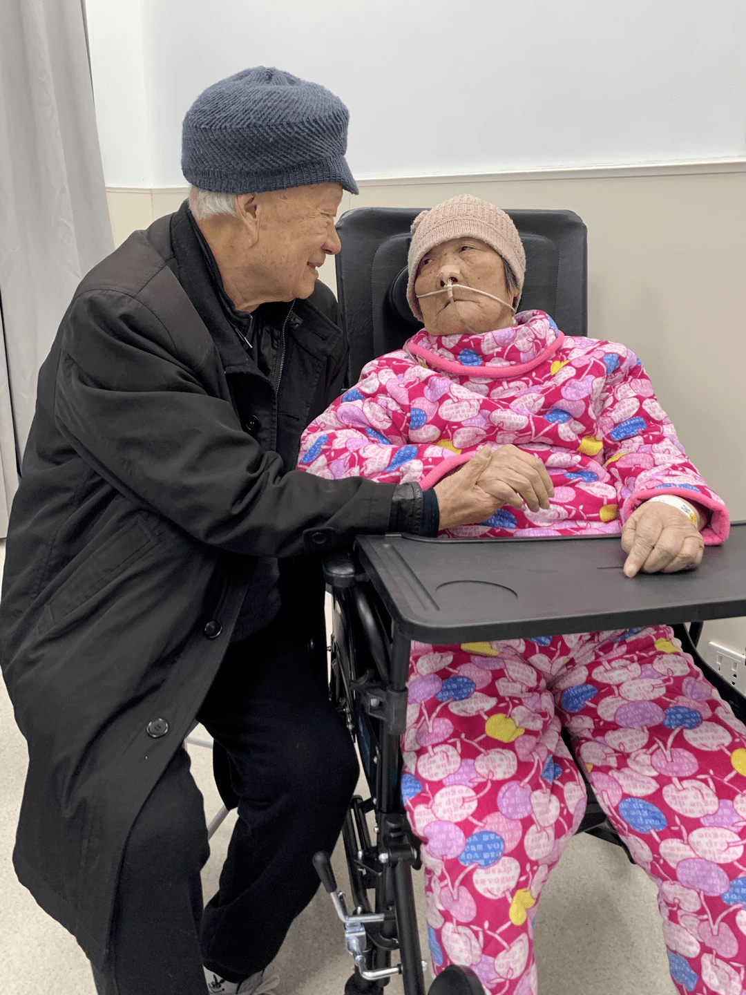 比小情侶還甜！91歲阿公照顧中風妻「小本本寫滿深情」　每晚「握手哄睡」家務全包：她為我犧牲很多 