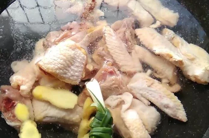 椰子雞的好吃做法，肉嫩湯濃，鮮香味美，吃一次念念不忘！