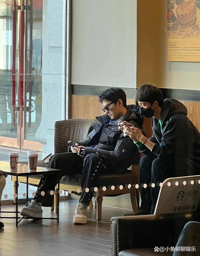 網友哈爾濱咖啡店偶遇楊洋，坐姿隨意側顏超帥，看手機距離引稱讚！