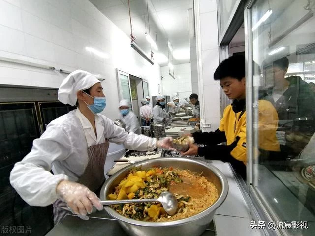 退休老院長去食堂買飯，卻被打飯的姑娘罵得癱倒在地，結果大發了