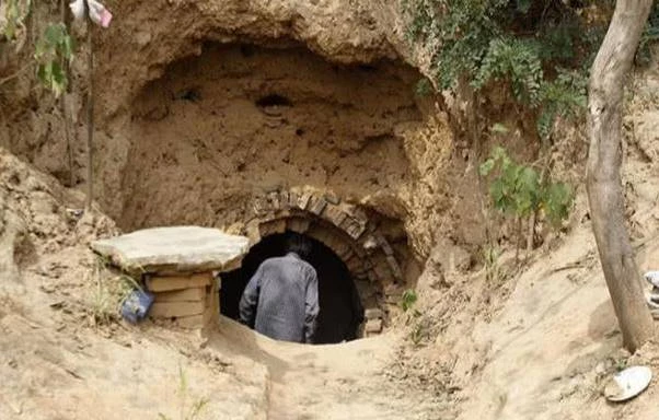 男子隱藏山洞25年，被找到後堅決不離開，走進洞內發現不簡單。