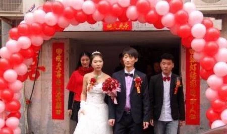 弟弟結婚！我省吃儉用「送去2700紅包」臨走他卻只給我「2包剩菜」回到家打開後我哭了