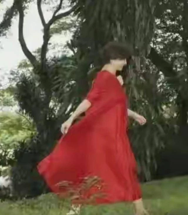 林青霞在自家果園摘果子！赤腳坐在樹樁上，68歲狀態像40歲，一身紅裙回到年輕時的東方不敗