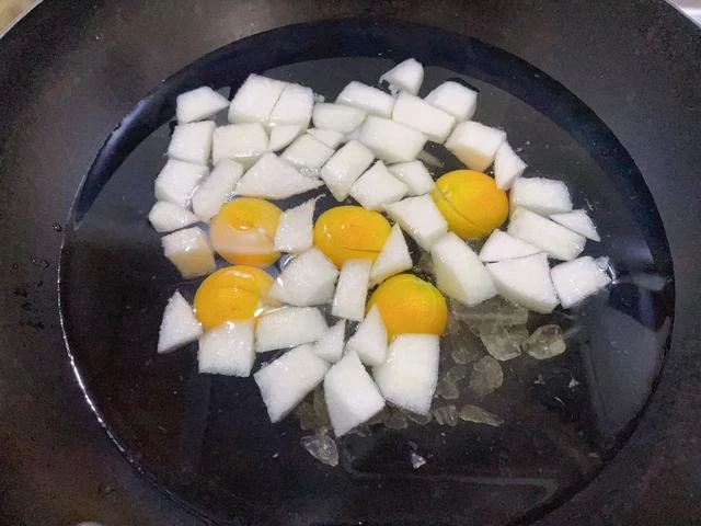 喉嚨疼得像吞刀片,別慌!建議多吃這5種食物,喝完喉嚨都舒爽了
