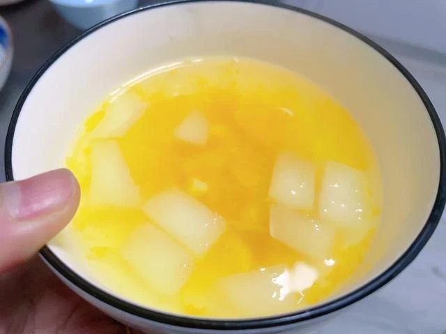 喉嚨疼得像吞刀片,別慌!建議多吃這5種食物,喝完喉嚨都舒爽了