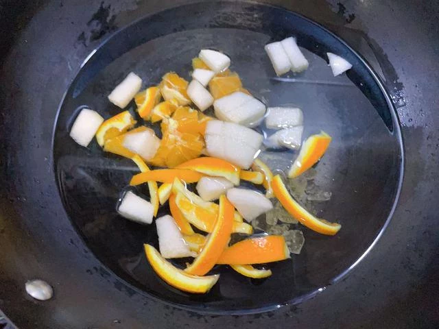 喉嚨疼得像吞刀片,別慌!建議多吃這5種食物,喝完喉嚨都舒爽了