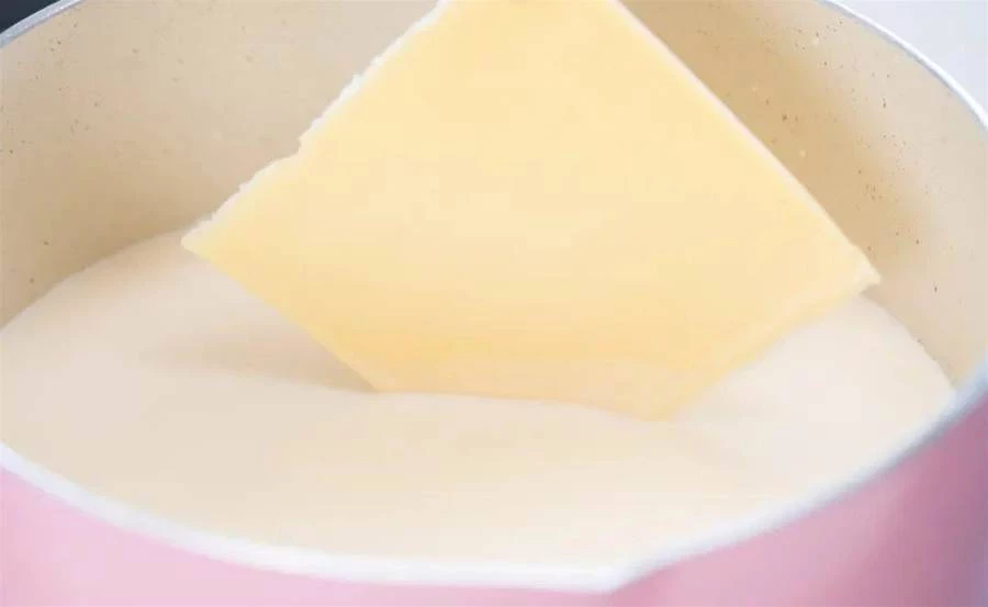 火爆抖音的牛奶新做法，焦斑的嫩滑牛奶塊，輕輕咬開，奶香十足！
