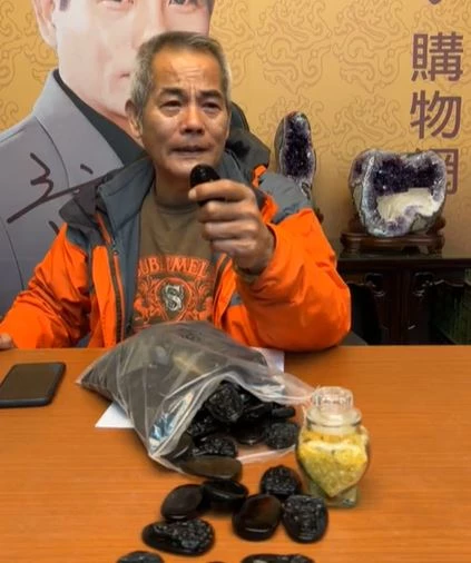 消失演藝圈6年！59歲本土男星驚傳「直播賣假貨」被抓包崩潰　落淚坦承「受害超過3000」求原諒 