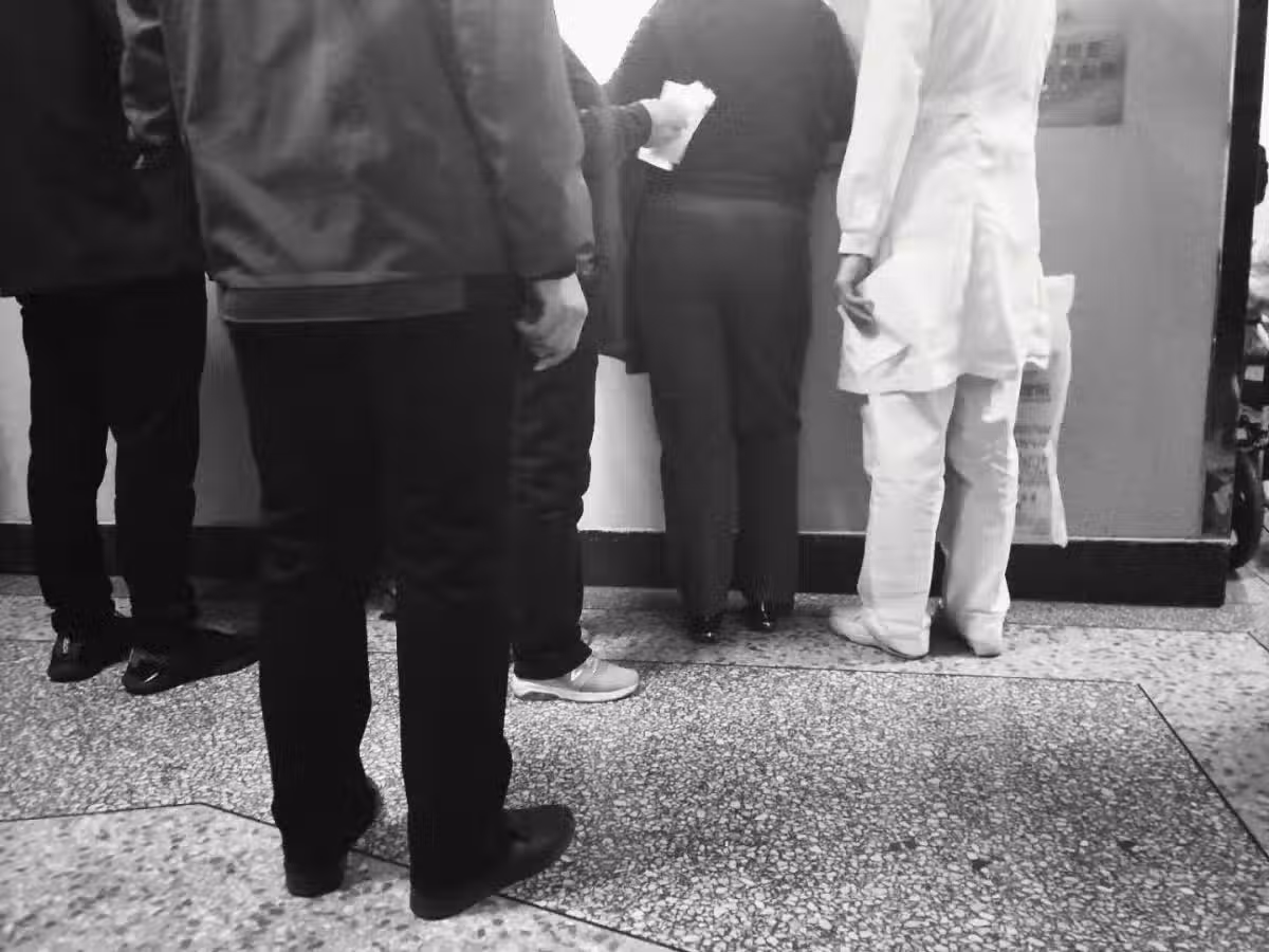 媽媽患癌被拋棄!我「恨了繼父10年」不與他說話 他葬禮上「來了一個陌生人」令我泣不成聲