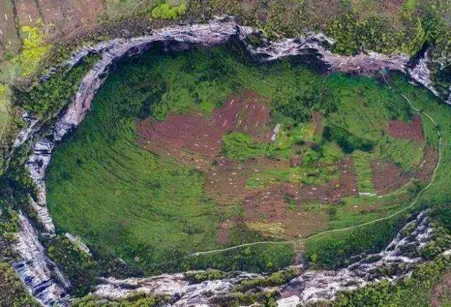 深山發現直徑近600公尺天坑，裡面隱居32人，已居住100餘年了，至今不願意搬出