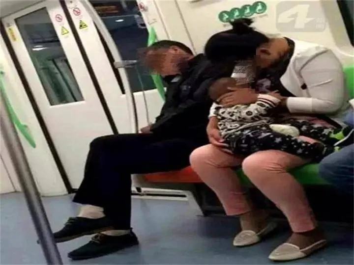 捷運上寶媽「給娃喂母乳」男乘客指責沒素質「你老公不管你？」，旁邊阿姨淡定回懟，全車鼓掌 
